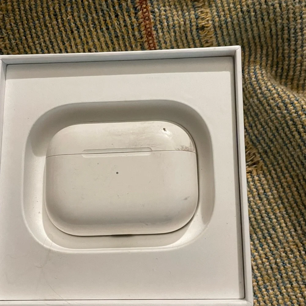 Apple air pod pros. - Picture 2 of 8